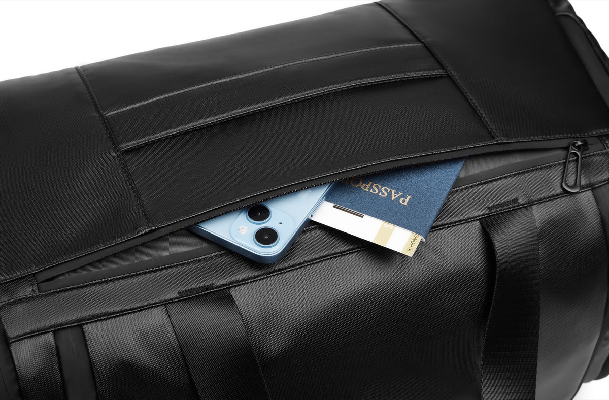 Bolsillo frontal del Bolso Barcelona con pasaporte y celular